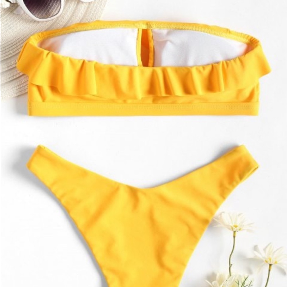 Yellow bikini - Picture 6 of 7